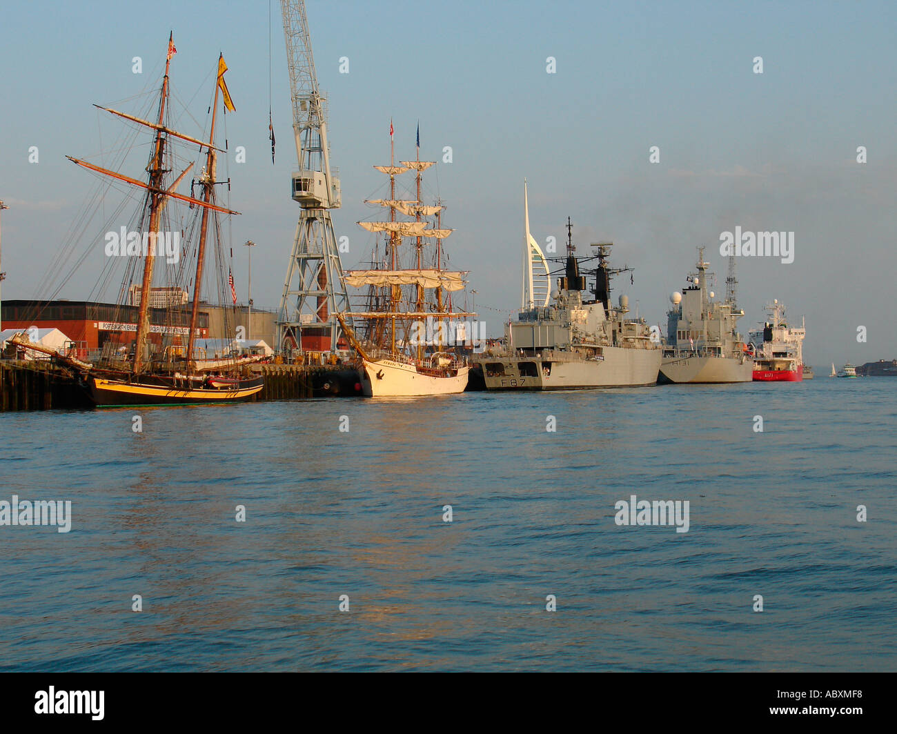 Le navi del riesame di colonna per il giugno 2005 flotta internazionale a fianco di revisione nel porto di Portsmouth Foto Stock