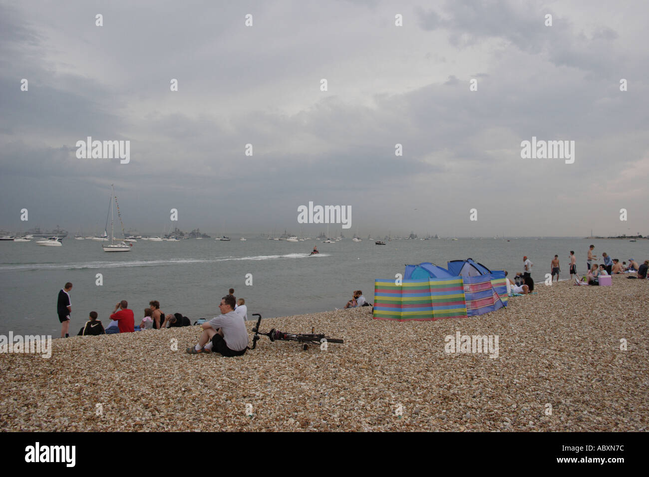 Aria di tempesta oltre il Solent durante la flotta internazionale di revisione nel giugno 2005 Foto Stock