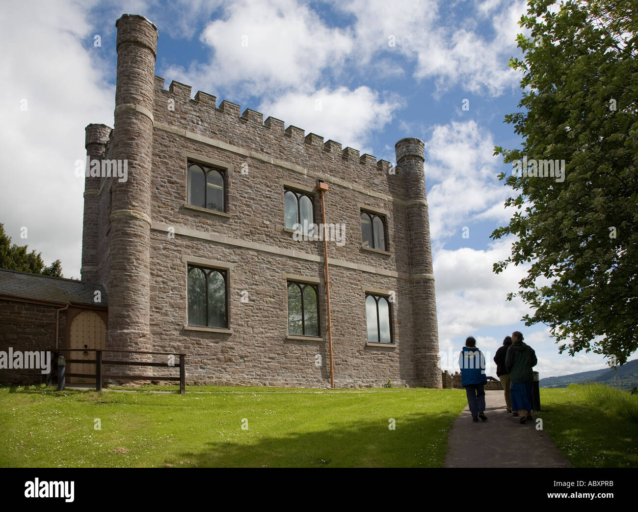 I turisti per raggiungere a piedi il Museo del Castello ad Abergavenny Wales UK Foto Stock