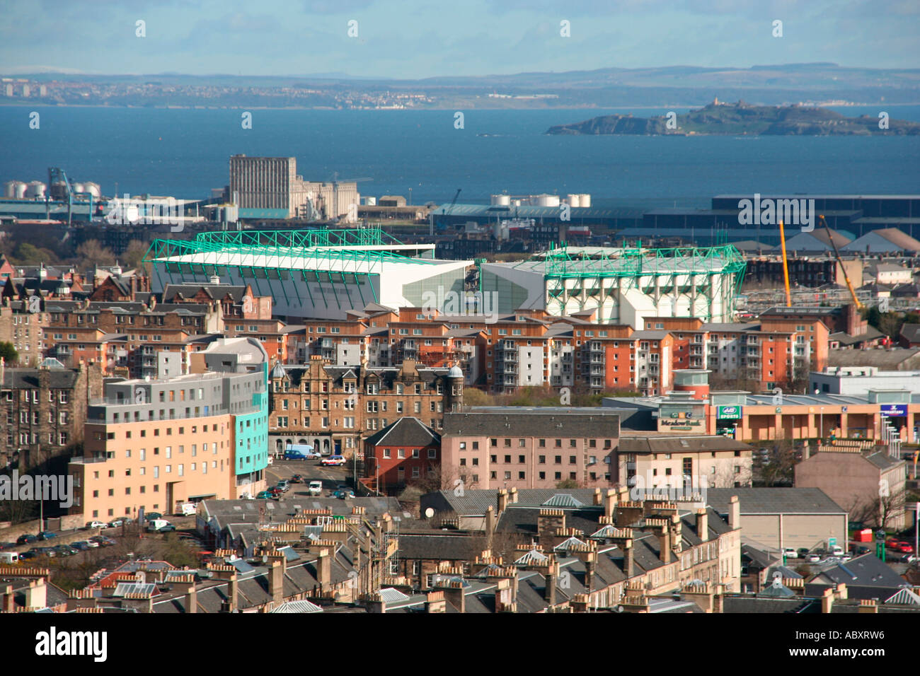 Vista verso la Pasqua road sport Stadium casa dei Hibernian FC da Salisbury Crags edinburgh Scozia Scotland Foto Stock