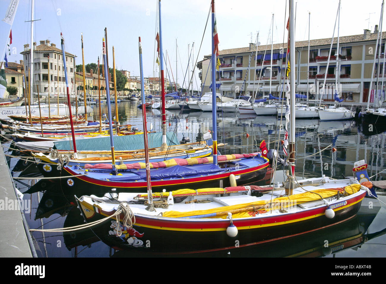 Barche in marina a Grado in Friuli Venezia Giulia del nord-est Italia. Foto Stock