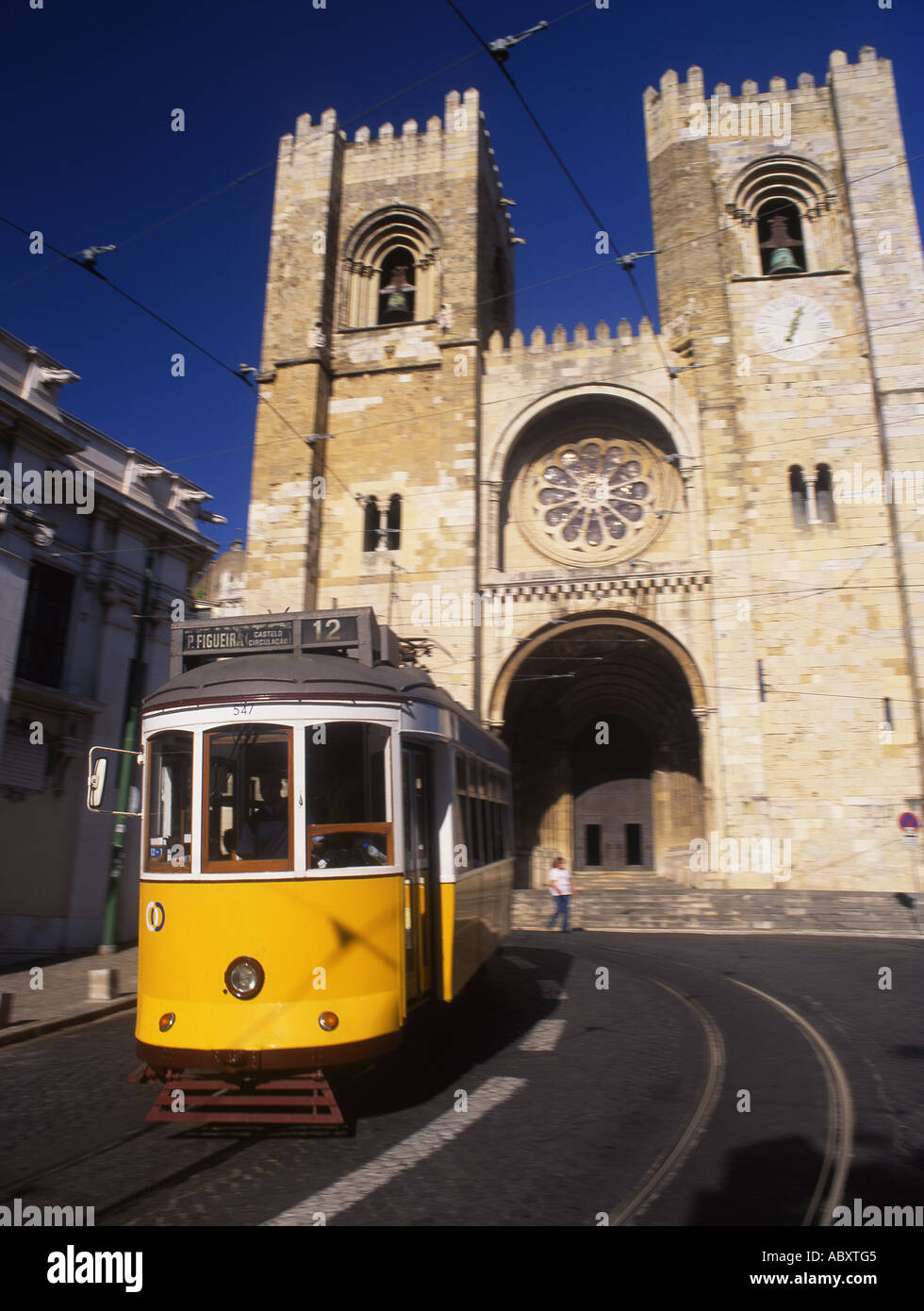 Il tram di fronte Cattedrale (Se) Alfama Lisbona Portogallo Foto Stock