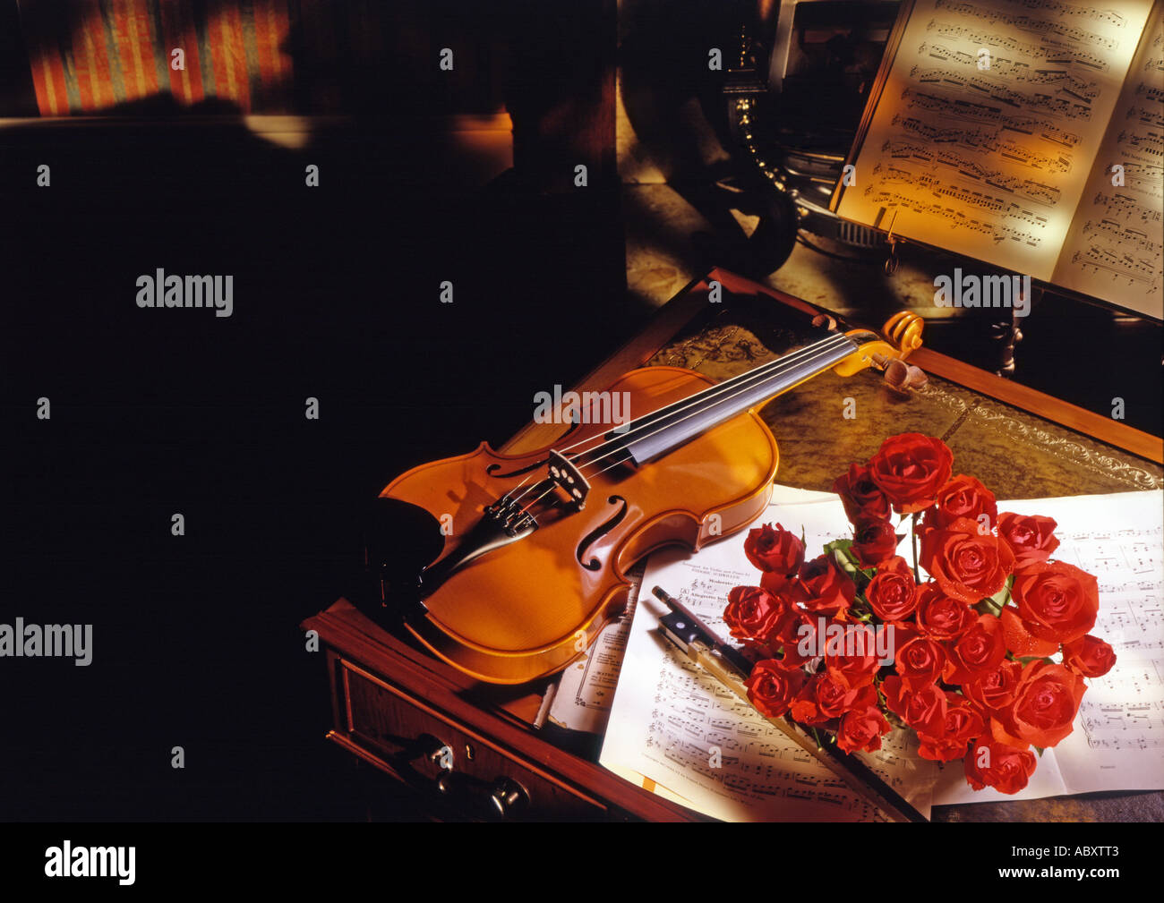 Romantic violin immagini e fotografie stock ad alta risoluzione - Alamy