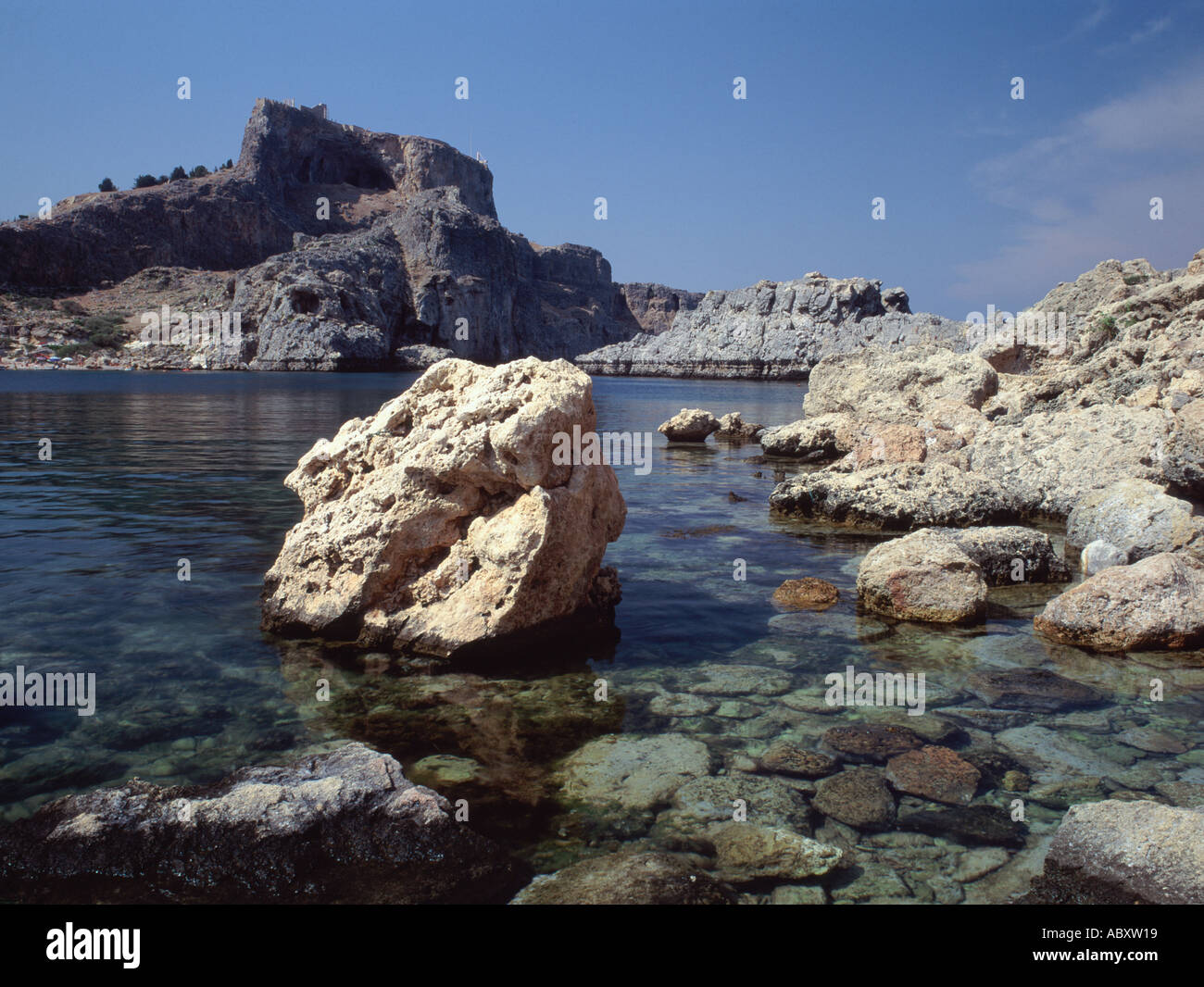 Acropoli di Lindos al di sopra del piccolo porto dell Apostolo Paolo a Lindos sull'isola greca di Rodi Foto Stock