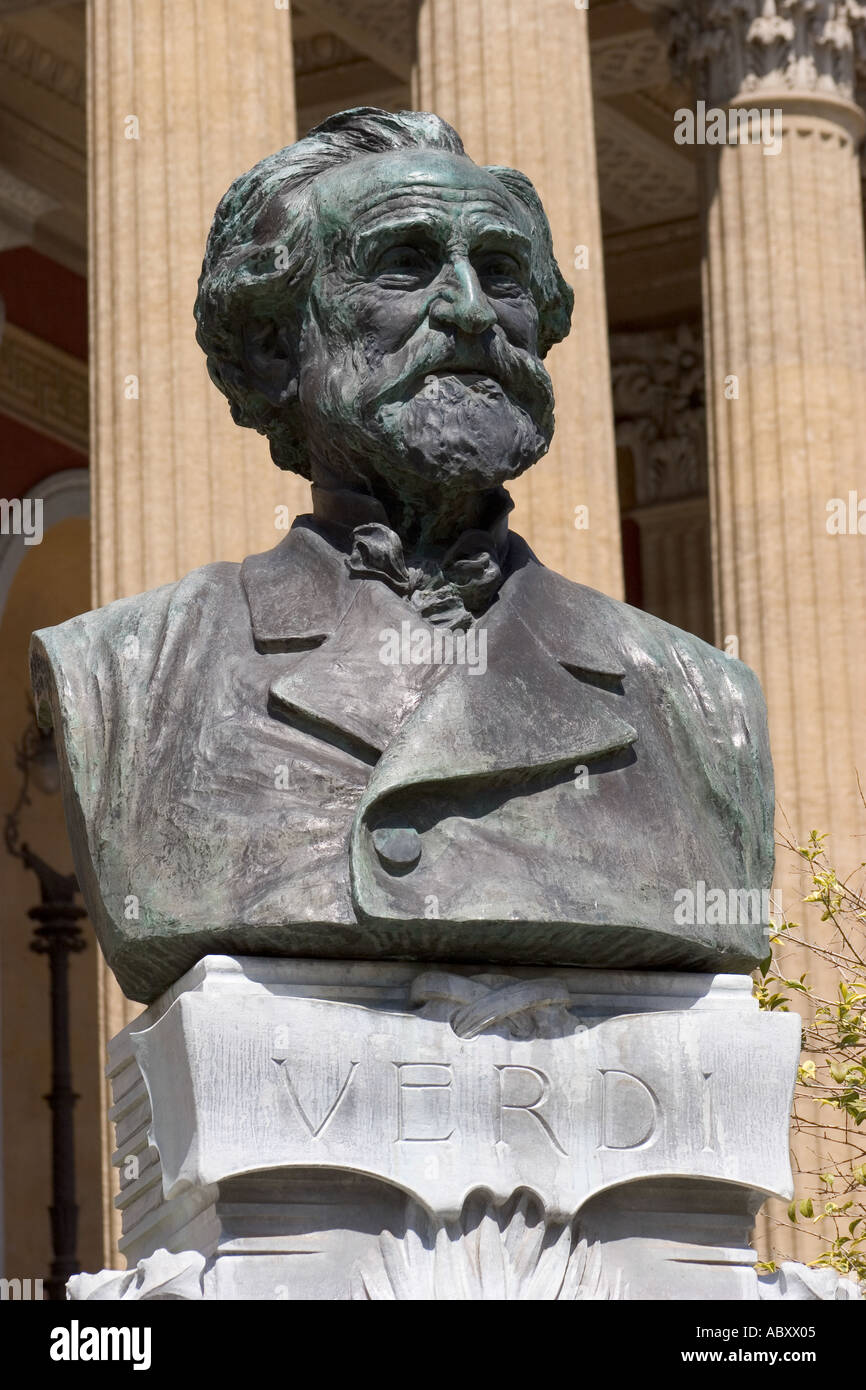 Statua di Verdi al Teatro Massimo di Palermo Sicilia Italia Foto Stock