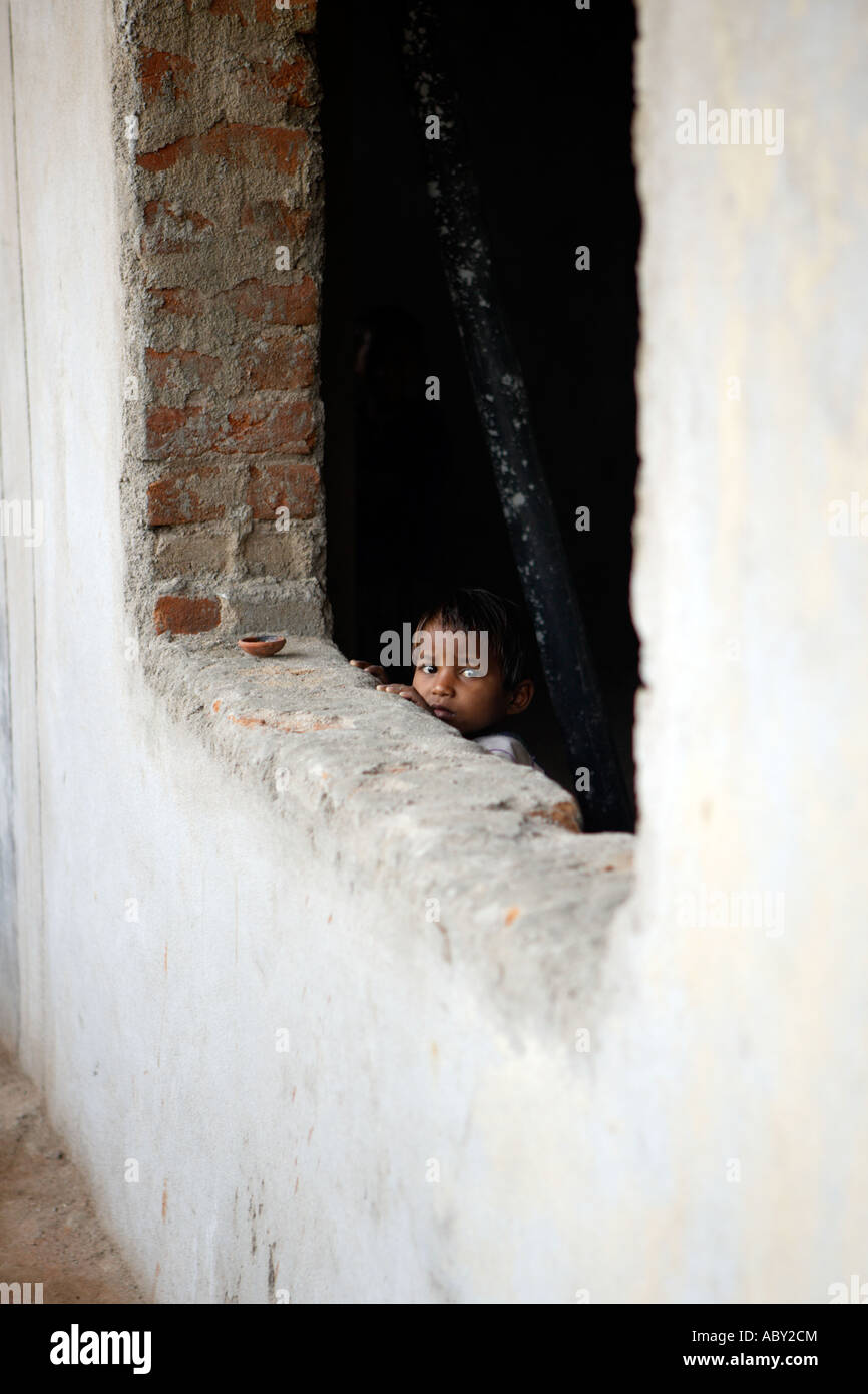 Bambino sul sito di costruzione di Hyderabad, Andhra Pradesh in India Foto Stock