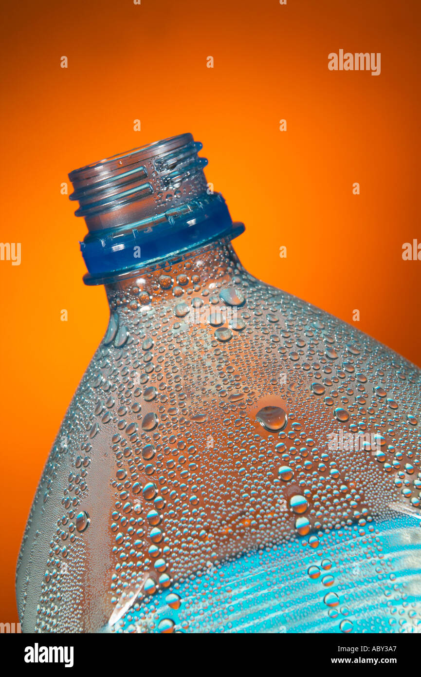 Le goccioline di acqua di condensa all'interno della bottiglia di plastica  Foto stock - Alamy