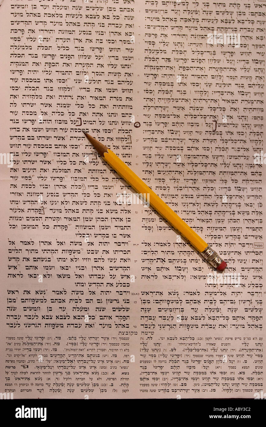 Un bar Mizvah studenti notebook per essere un bar mizvah un ragazzo è chiamato alla Torah per simboleggiare il raggiungimento dello stato di adulto in th Foto Stock