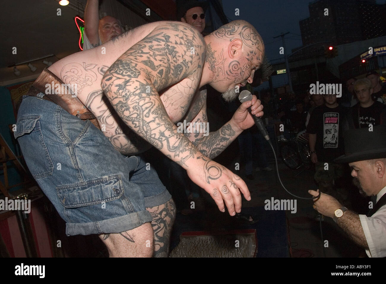 Uomo tatuato e freak Eke Geek al Sideshow sulla riva del mare s Tatoo annuale concorso che si tiene ogni settembre a Coney Island Foto Stock