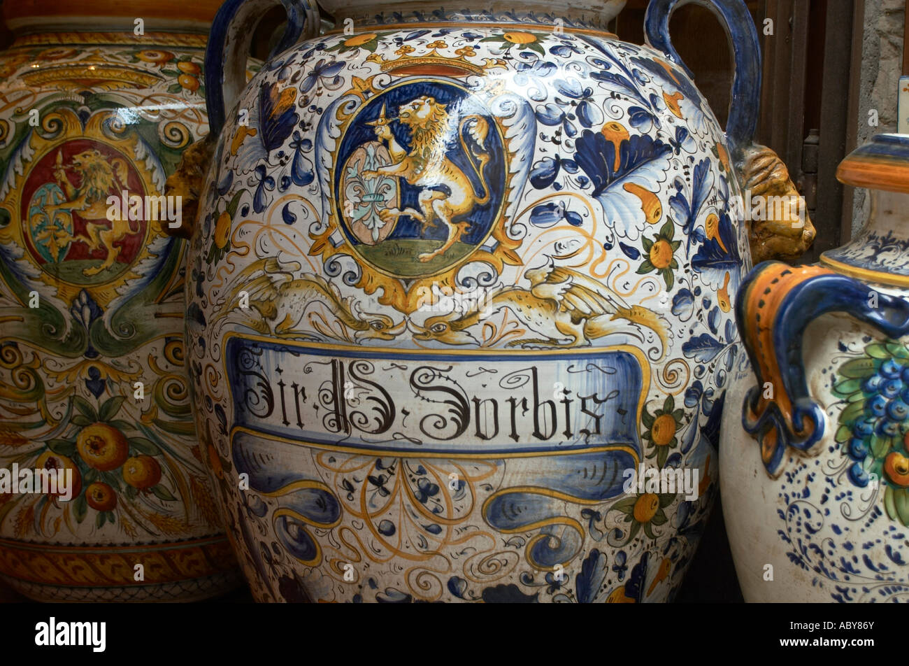 Ceramica italiana per la vendita in comune italiano Foto Stock