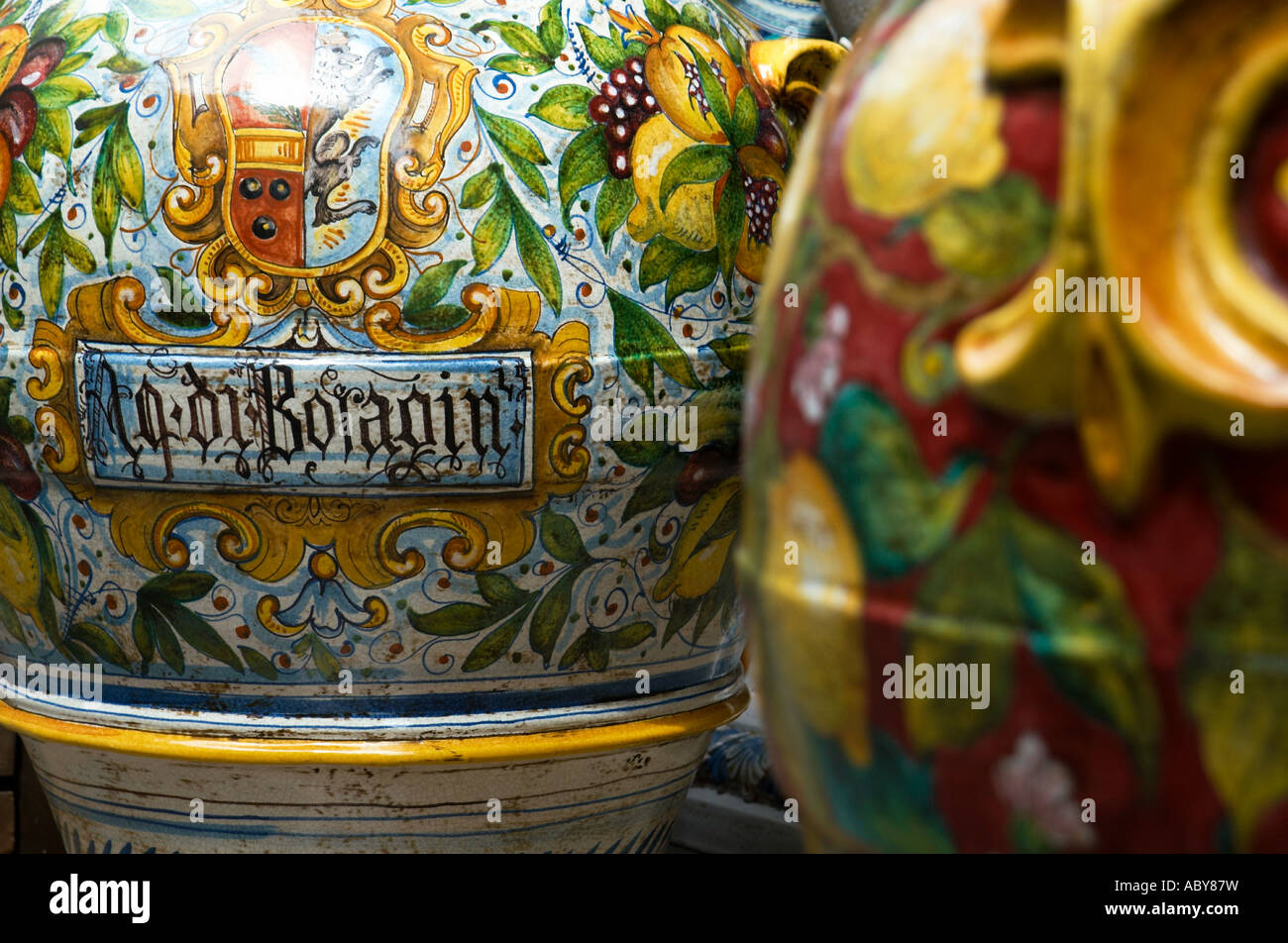 Ceramica italiana per la vendita in comune italiano Foto Stock