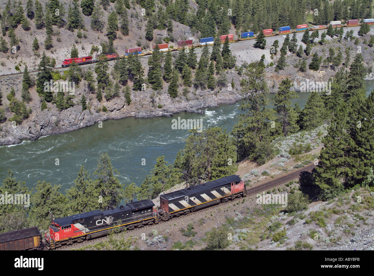 I treni merci e il Thompson River Canyon Fraser della Columbia britannica in Canada Foto Stock