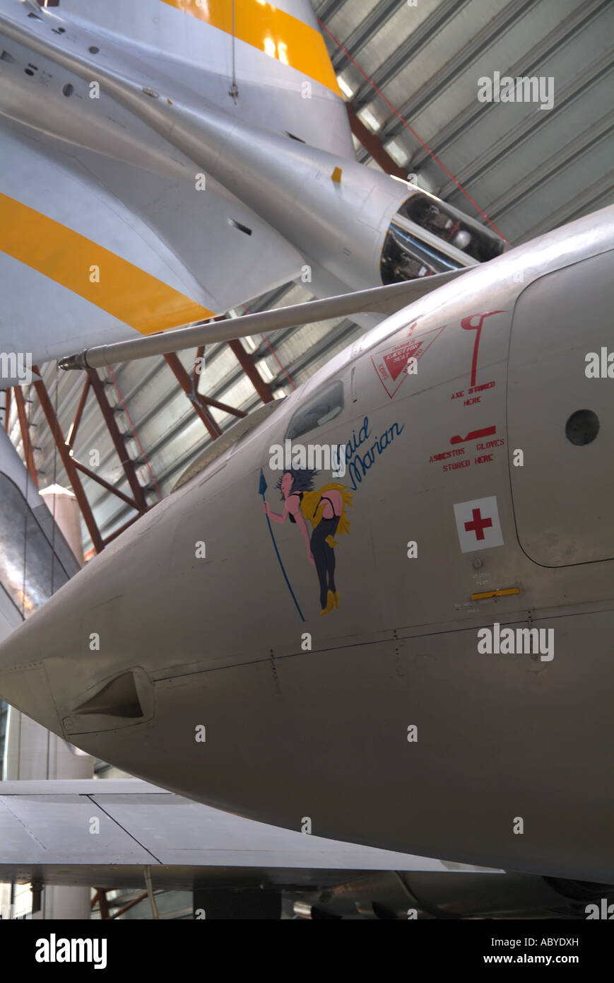 HANDLEY PAGE VICTOR BOMBARDIERE NUCLEARE E HAWKER HUNTER T7 JET TRAINER nella guerra fredda museo. RAF Cosford. SHROPSHIRE. In Inghilterra. Regno Unito Foto Stock