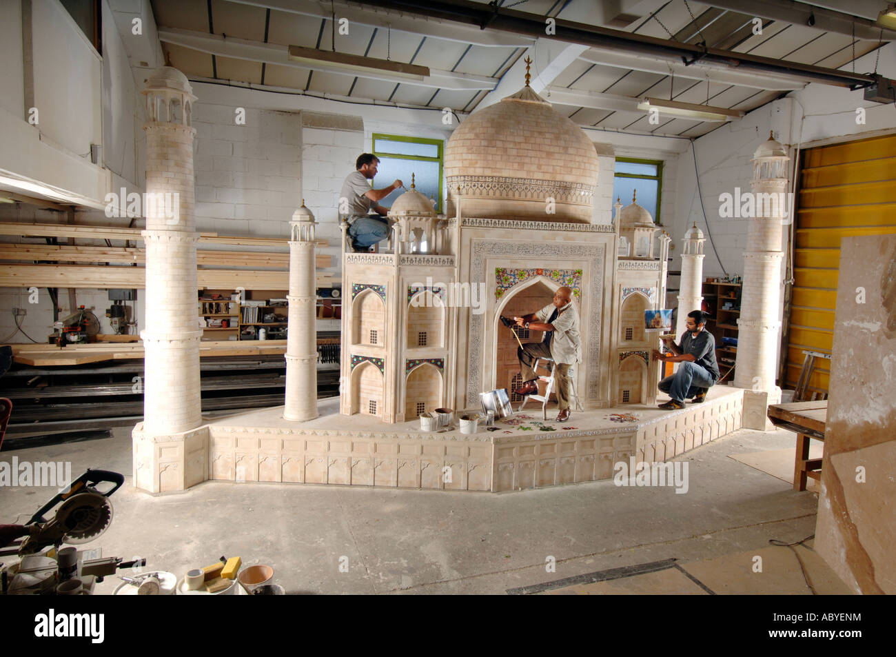 Film di Bollywood art director Bijon Das Gupta da Mumbai India lavora su un modello in scala del Taj Mahal Foto Stock