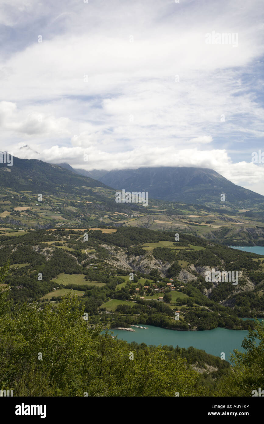 Gli occhi di uccello della vista sul lago di Serre Ponçon con Alpi, Hautes Alpes, Provenza, Francia Foto Stock