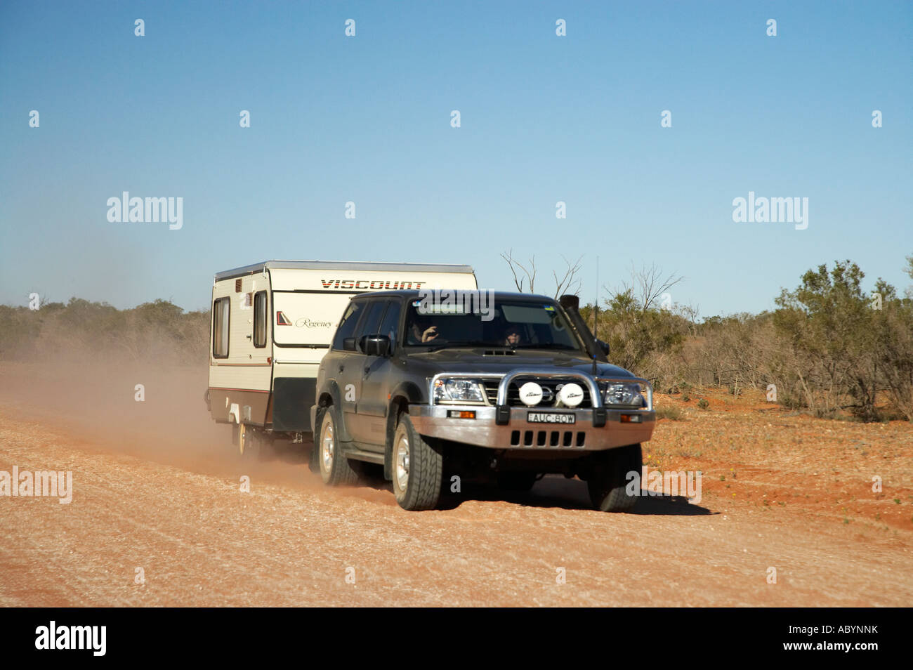 La trazione a quattro ruote motrici e Caravan Sturt National Park Outback Nuovo Galles del Sud Australia Foto Stock