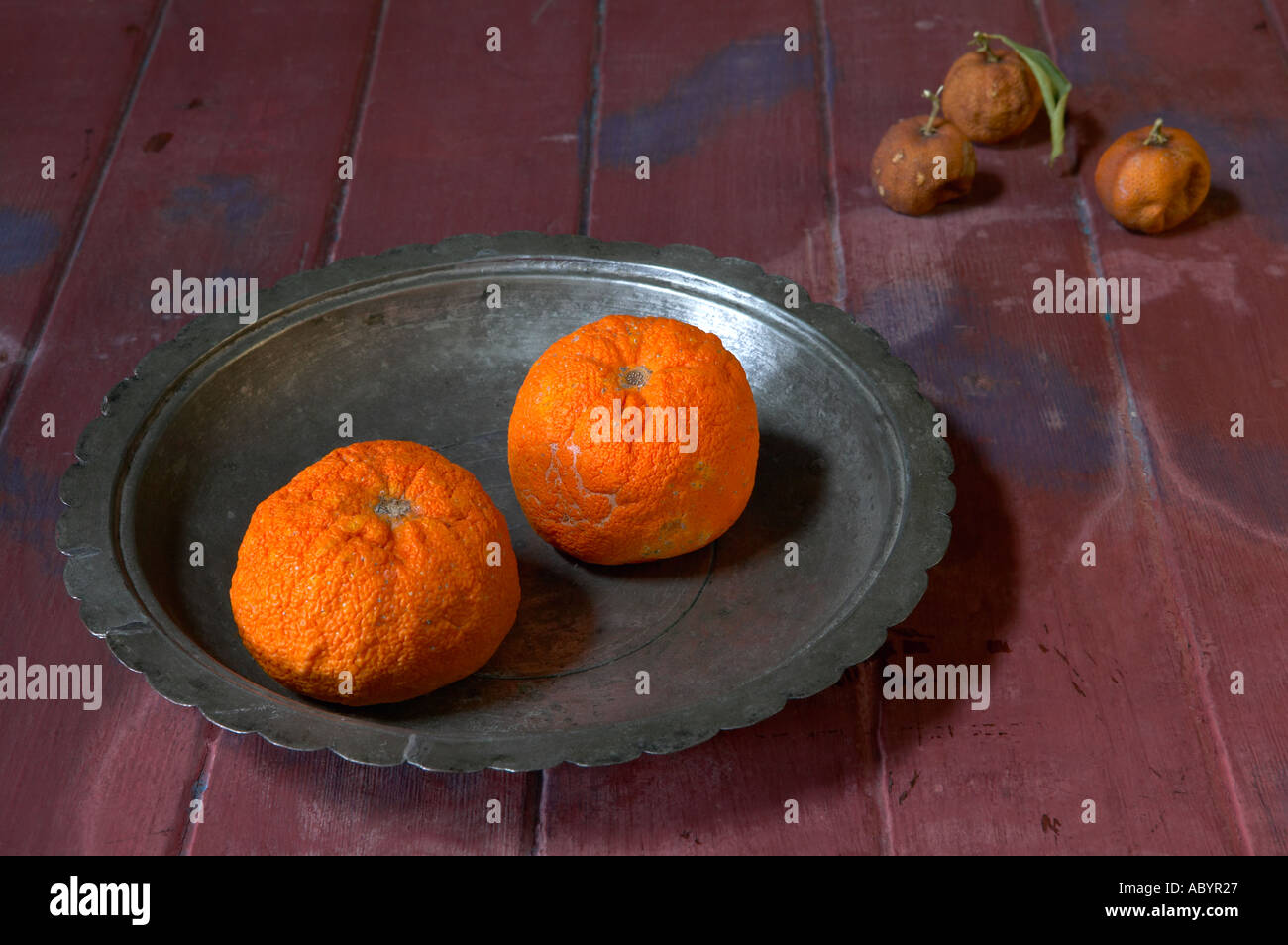 Bright ricco arance su piastra in peltro still life Foto Stock