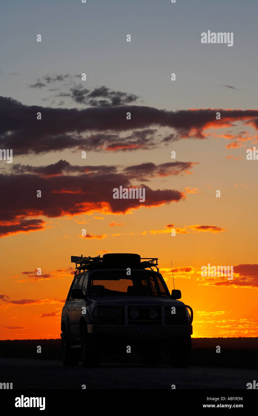 Toyota Landcruiser al tramonto Mungo National Park Outback Nuovo Galles del Sud Australia Foto Stock