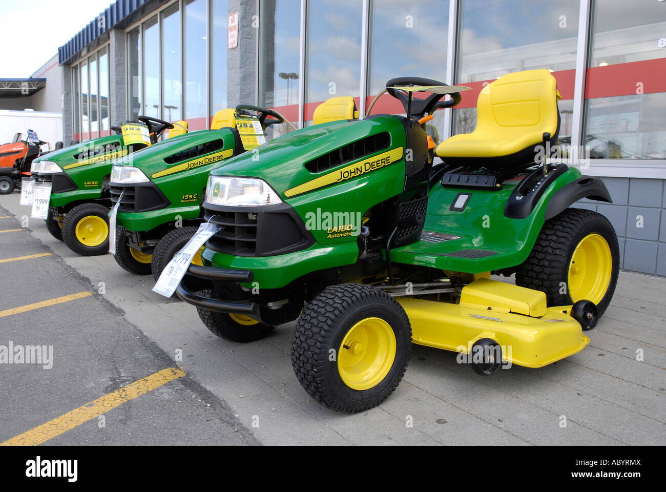 Green John Deer trattori prato sul display per la vendita in un negozio di ferramenta Foto Stock