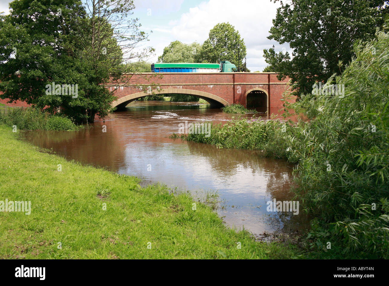 In un invaso la passerella e il fiume Weaver al fianco di un ponte in Nantwich, Cheshire. Foto Stock