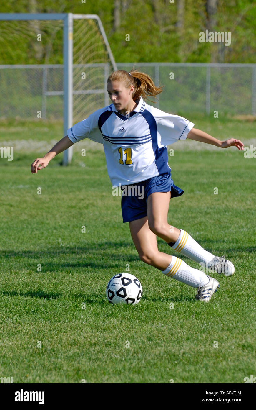 Alta scuola teen femmine che giocano a calcio Foto Stock