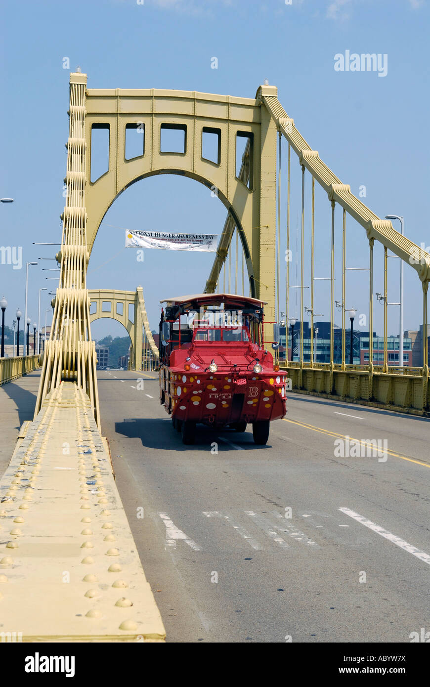 Acqua rossa anatre oltre il sesto Street Bridge offre ai visitatori un tour della città di Pittsburgh Pennsylvania Pa USA Foto Stock