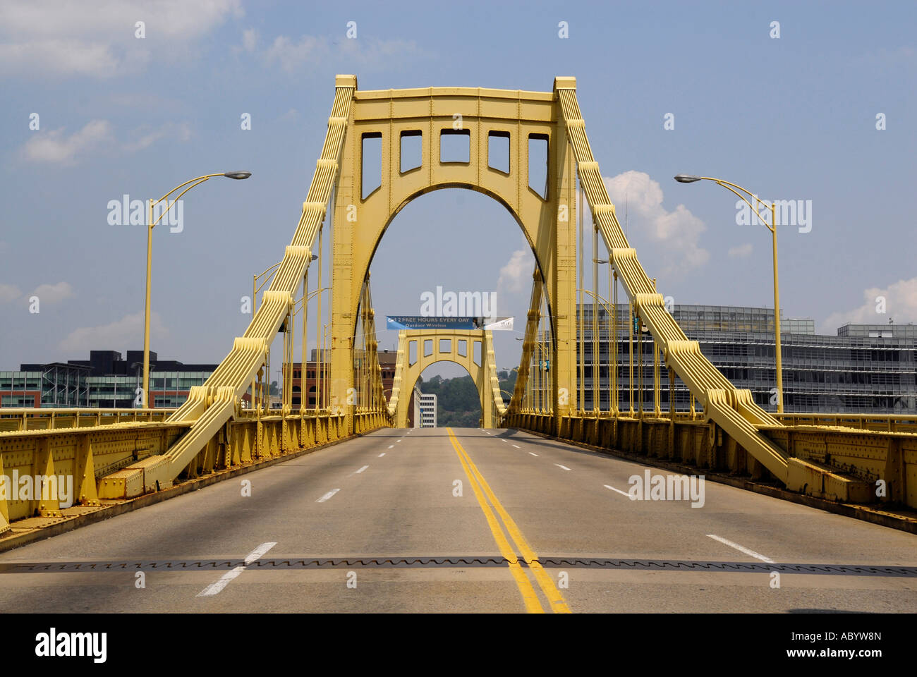 La sesta Street Bridge è uno dei tanti per attraversare il fiume Allegheny nella città di Pittsburgh Pennsylvania Pa USA Foto Stock