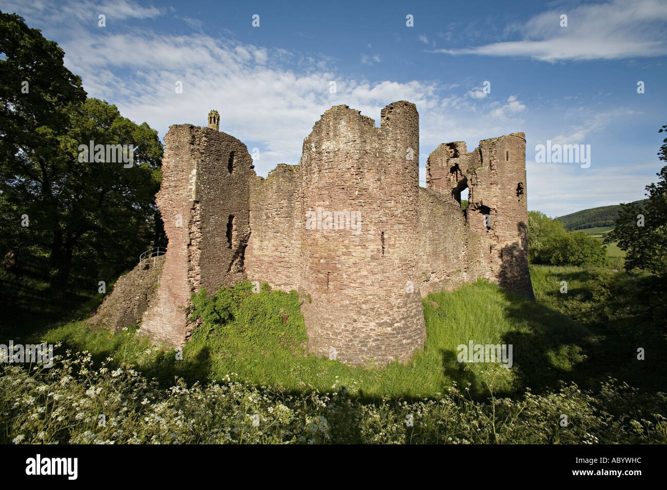 Il XIV secolo il nord il blocco sul lato sinistro e sul lato ovest della torre castello Grosmont e fossato Monmouthshire Wales UK Foto Stock