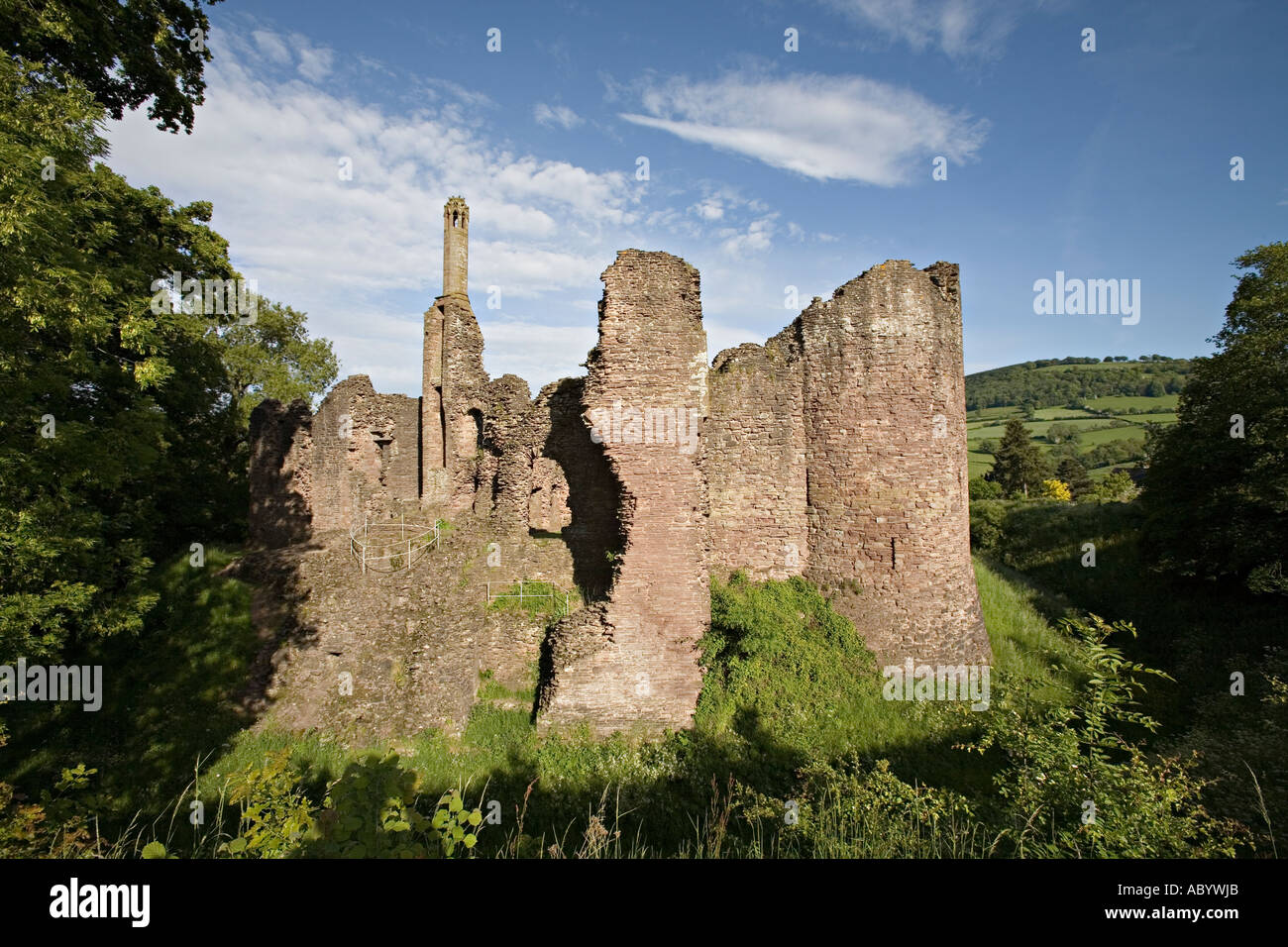 Il XIV secolo il nord il blocco sul lato sinistro e sul lato ovest della torre castello Grosmont e fossato Monmouthshire Wales UK Foto Stock