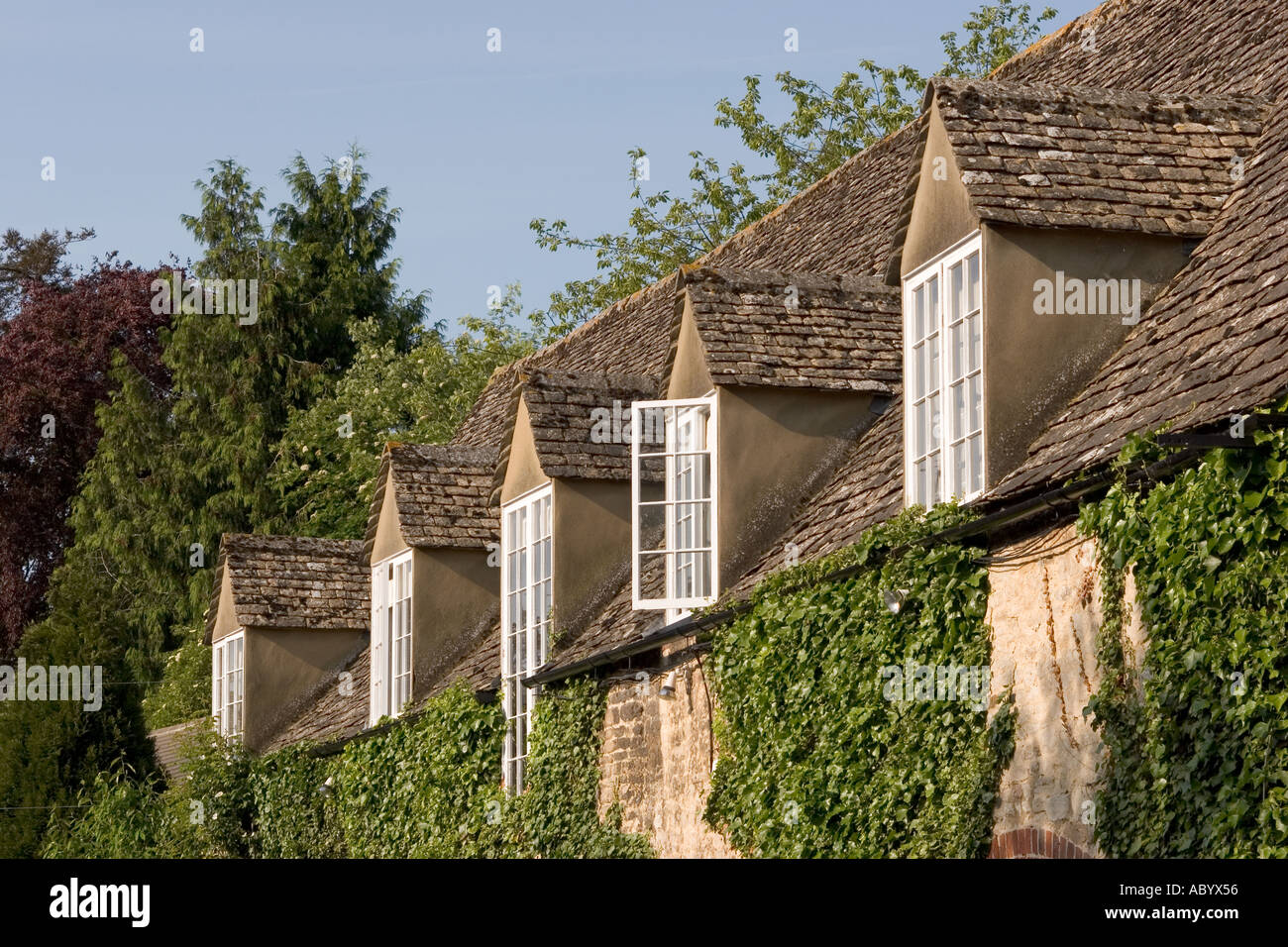 Inghilterra Oxfordshire Woodstock Bear Inn finestre dormer di stalla ristrutturata ora utilizzato per alloggio Foto Stock