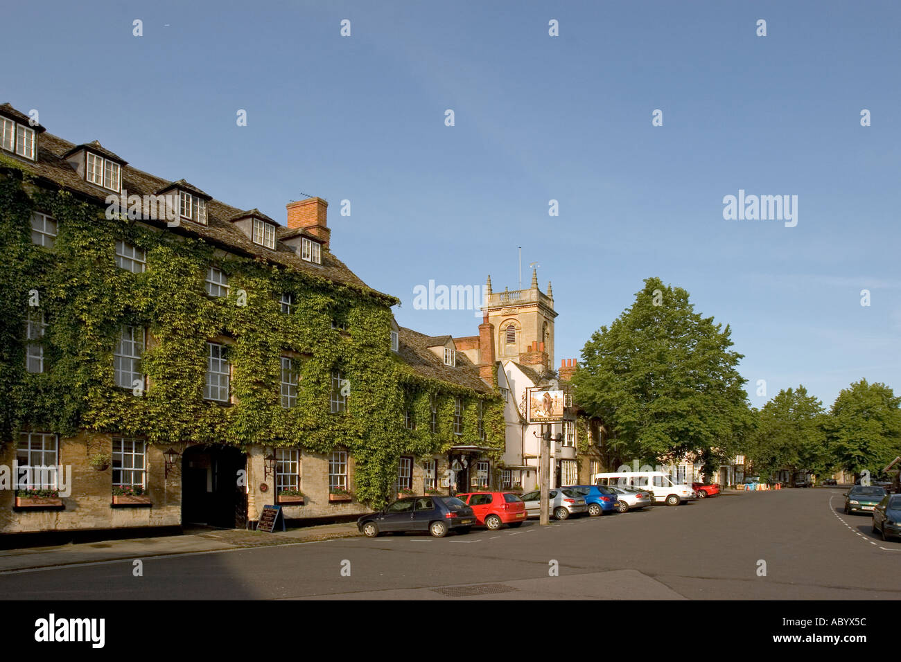 Inghilterra Oxfordshire Woodstock Park Street Bear Inn e di santa Maria Maddalena Chiesa Parrocchiale Foto Stock