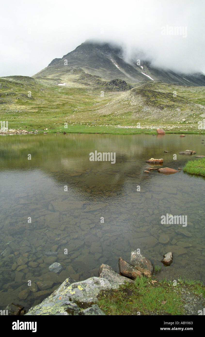 Stagionale lago poco profondo nel Parco nazionale di Jotunheimen Norvegia Foto Stock