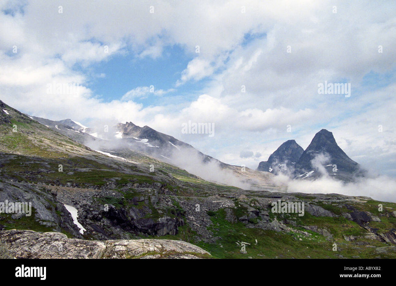Paesaggio di montagna nella valle Romsdal Norvegia Foto Stock