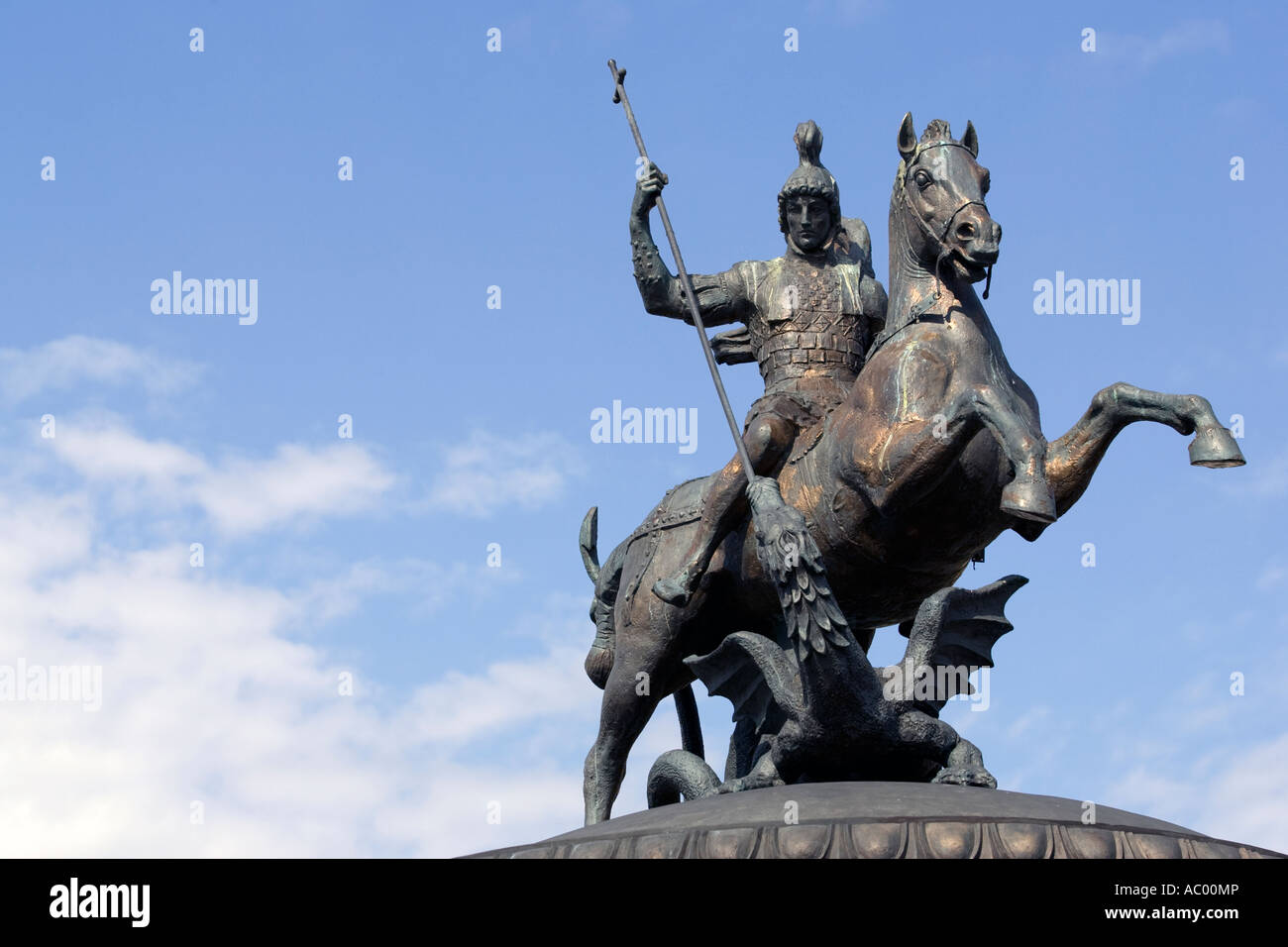 Statua in bronzo di San Giorgio e il drago in Manege Square di Mosca Foto Stock