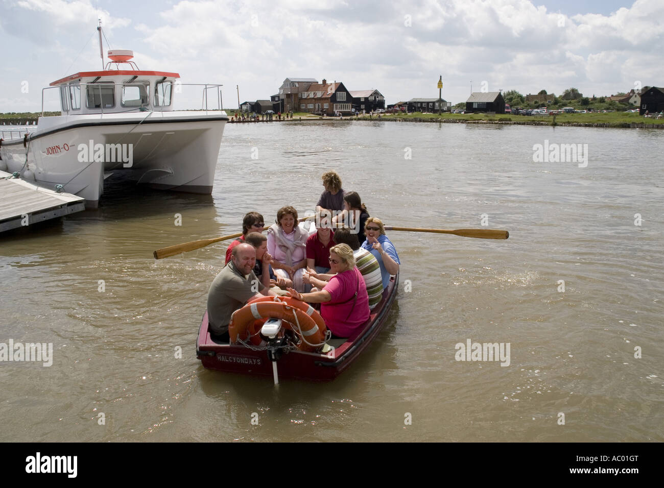 Turisti che utilizzano il Walberswick a Southwold traghetto sulla costa di Suffolk Foto Stock