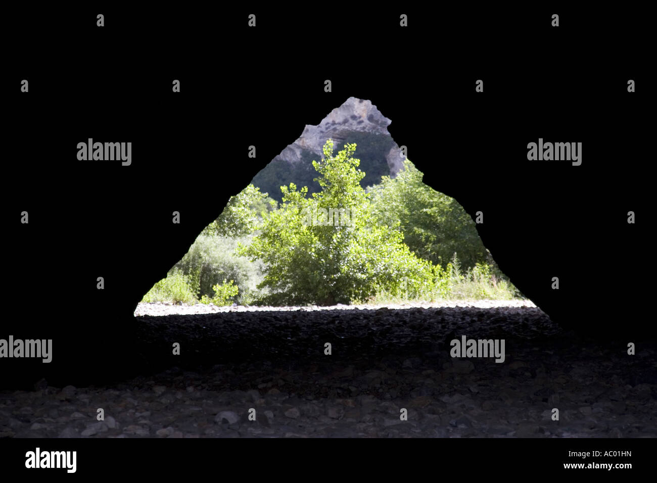 Lime tunnel in pietra realizzato dal fiume Cesse a Minerve Languedoc Francia Foto Stock
