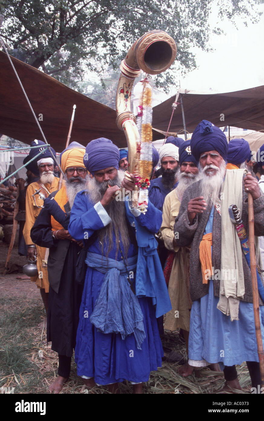 NIhang Sikh in processione il Punjab Foto Stock