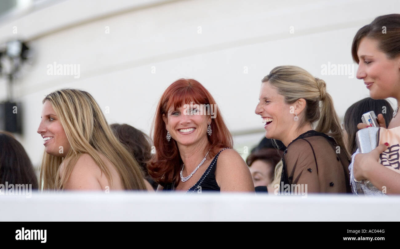 Quattro donne in una festa di nozze nella città di Jersey, New Jersey. Candide foto. Foto Stock