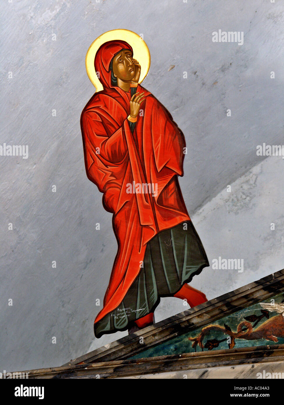 Donna sconosciuta avvicinando Crocifissione area scultura in legno vecchia chiesa di creta Krete isola Grecia Foto Stock