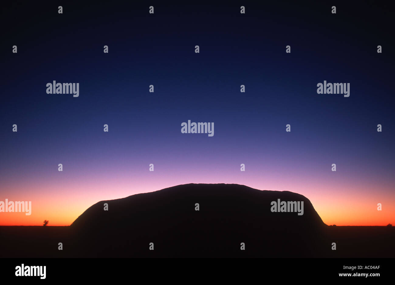 Scenario di Ayers Rock in silhouette a sunrise Kata Tjutu Parco Nazionale Australia Foto Stock