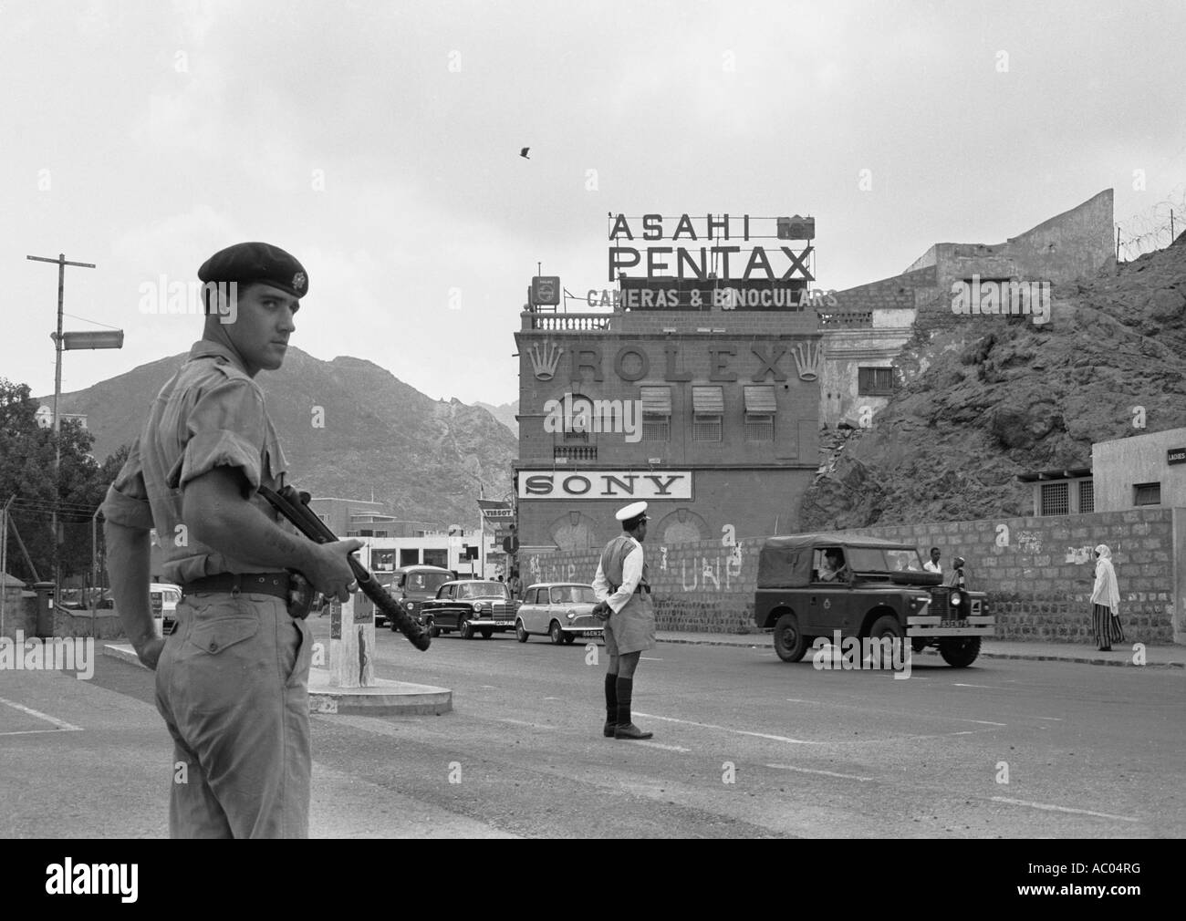 Pattuglia di soldati su una strada principale di Aden al momento delle difficoltà con la Gran Bretagna nel 1966 Pentax sign in poi duty free port Foto Stock