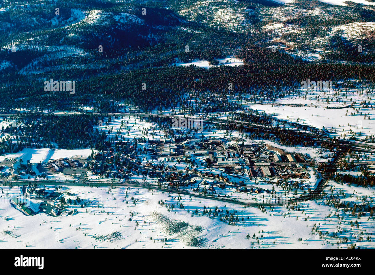 Vista aerea sopra Truckee, CA in Sierra Nevada inverno durante la stagione sciistica Foto Stock