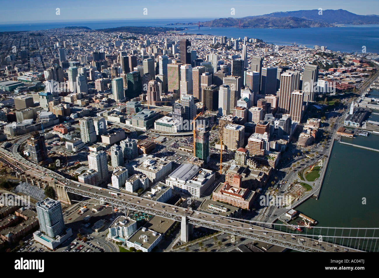 Antenna sopra San Francisco, California Bay Bridge waterfront Foto Stock