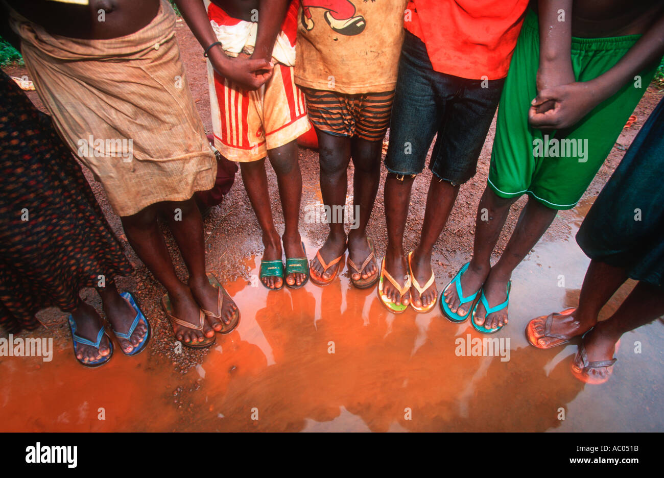 Sandles in plastica sono popolari delle calzature in condizioni di bagnato della Centrale della foresta pluviale africana in Camerun e nella Repubblica Centrale Africana Foto Stock