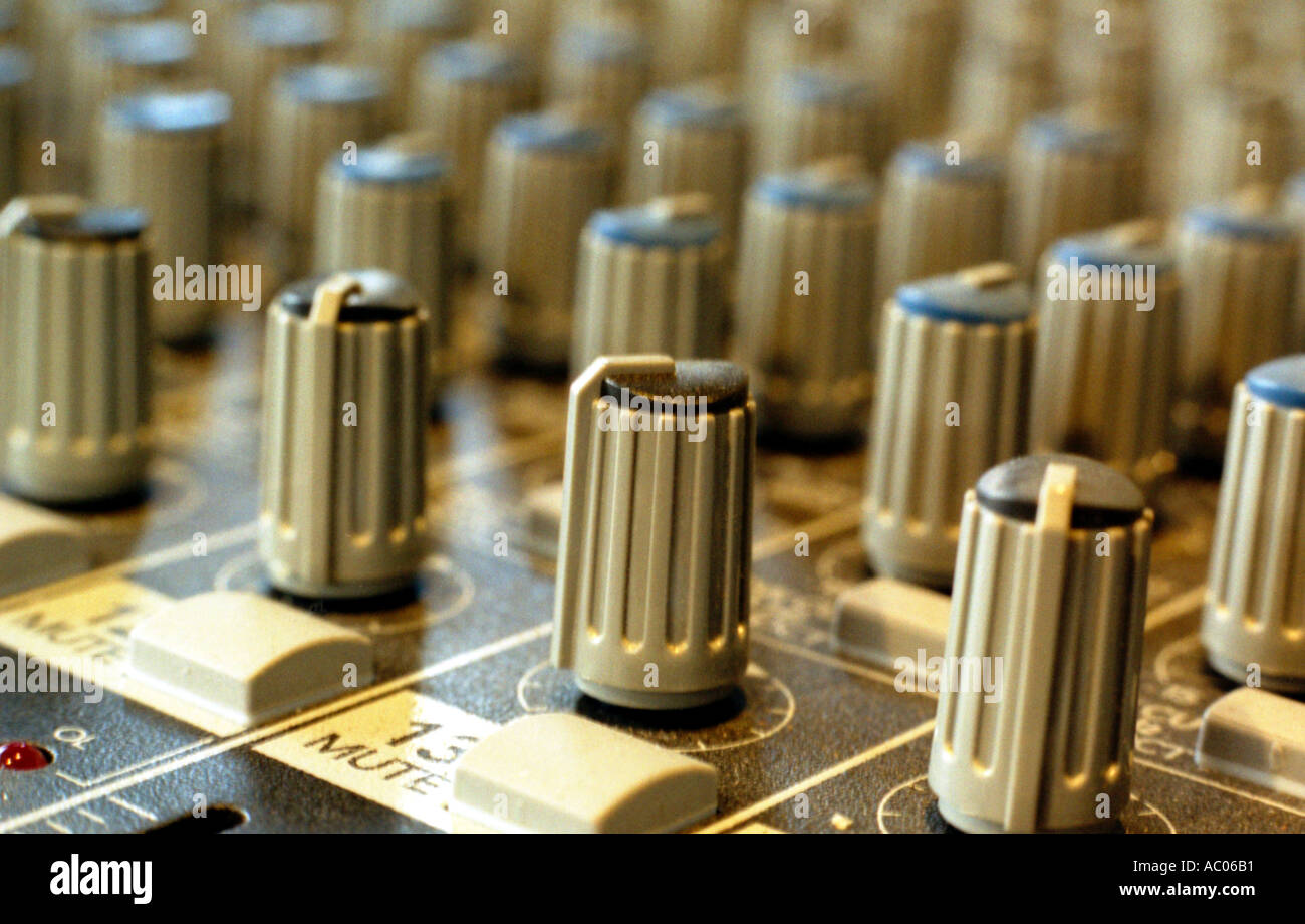 Pan pentole su una console di mixaggio Foto Stock