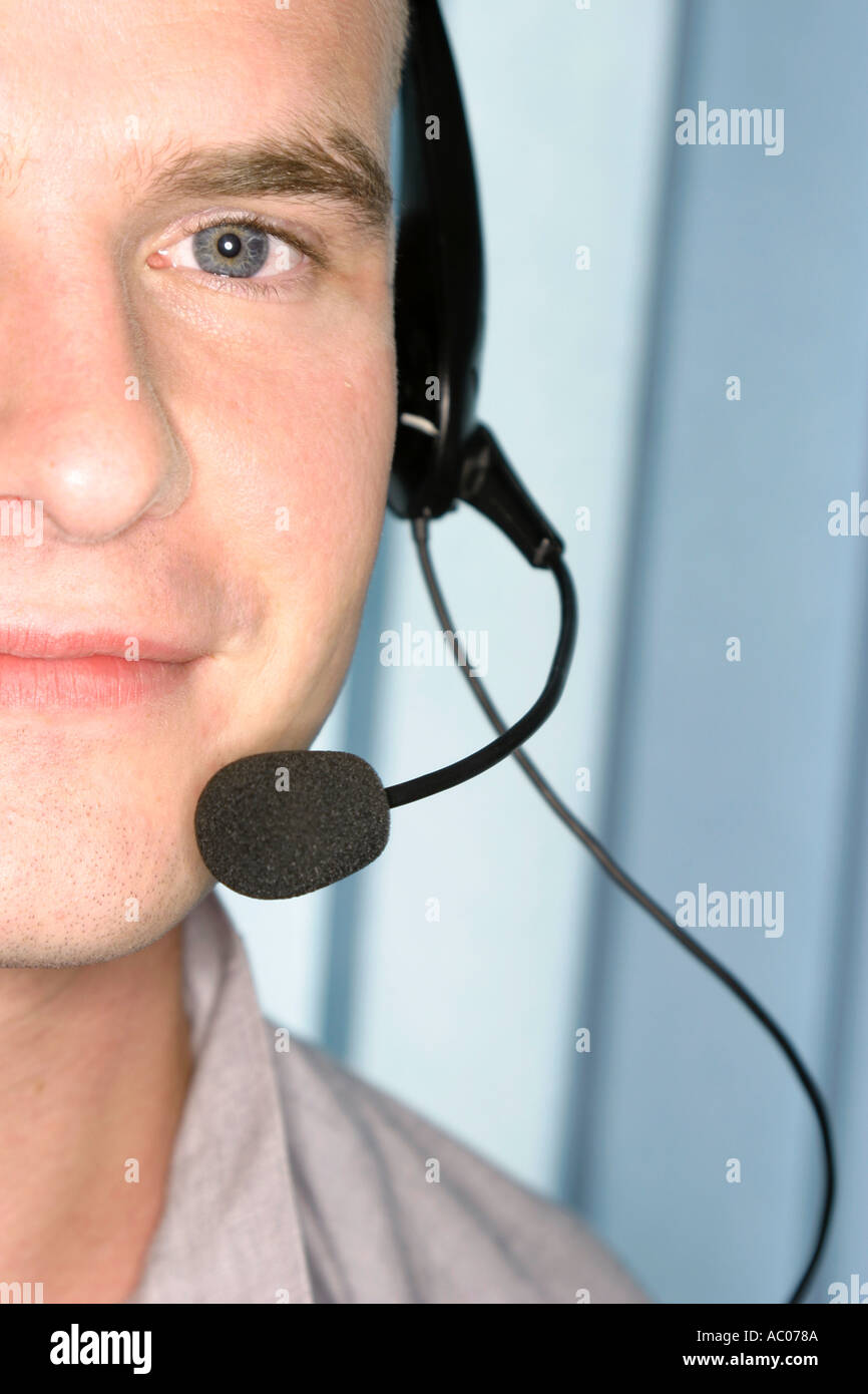 Mann mit Mikrofon auricolare dettaglio dettaglio dell uomo con cuffie e microfono Foto Stock