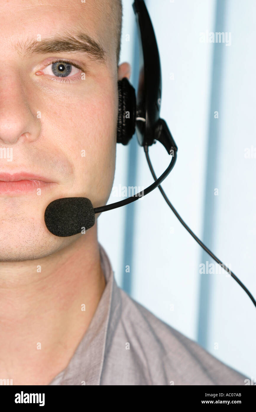 Mann mit Mikrofon auricolare dettaglio dettaglio dell uomo con cuffie e microfono Foto Stock