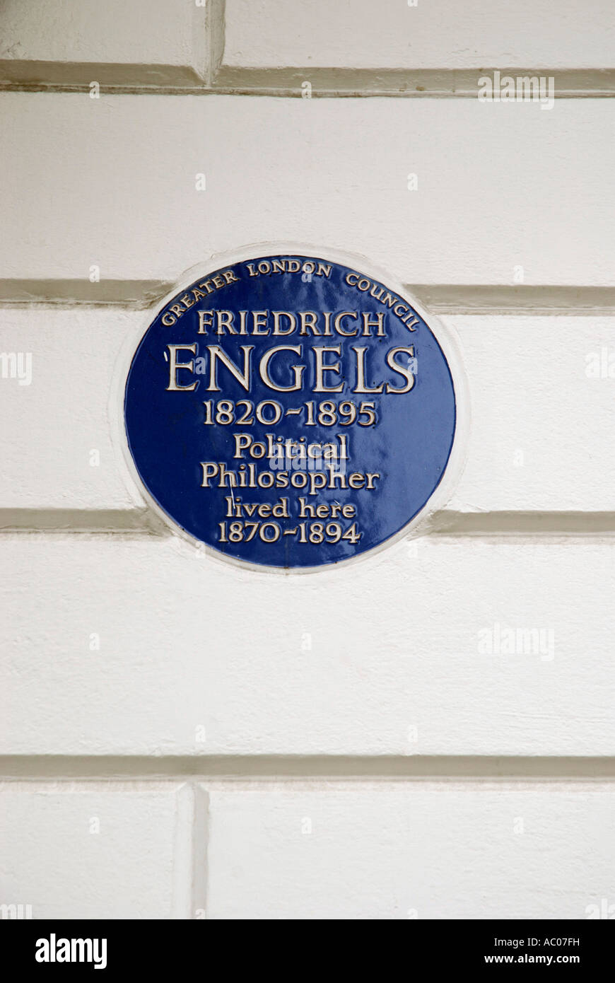 Blue lapide che ricorda la politica tedesca filosofo Friedrich Engels Regent's Park Road Londra Foto Stock