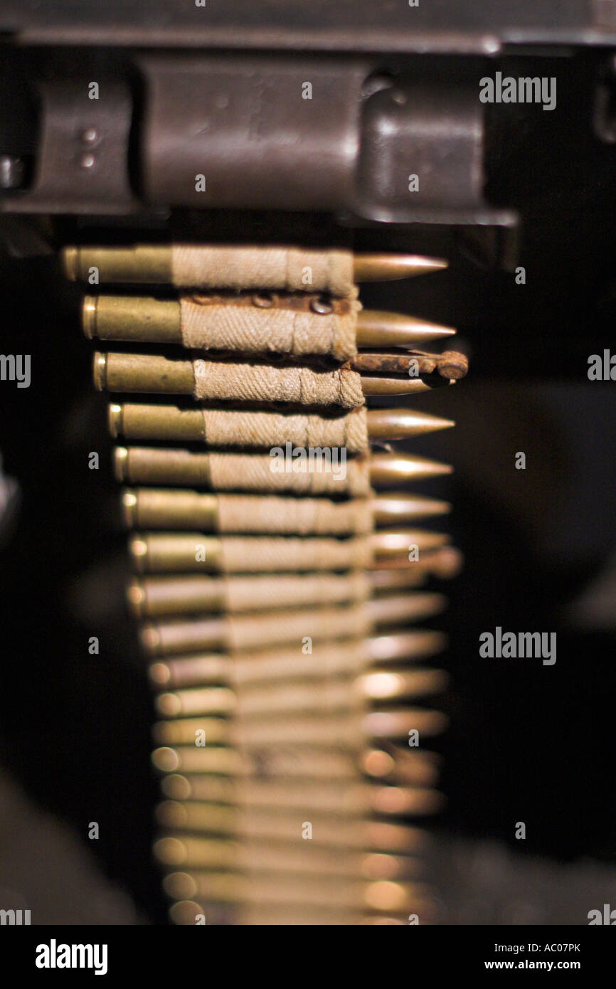 Mitragliatrice gusci di conchiglie di ottone o proiettili avvolti in panni penzolare fuori il lato di un WW2 mitragliatrice Foto Stock