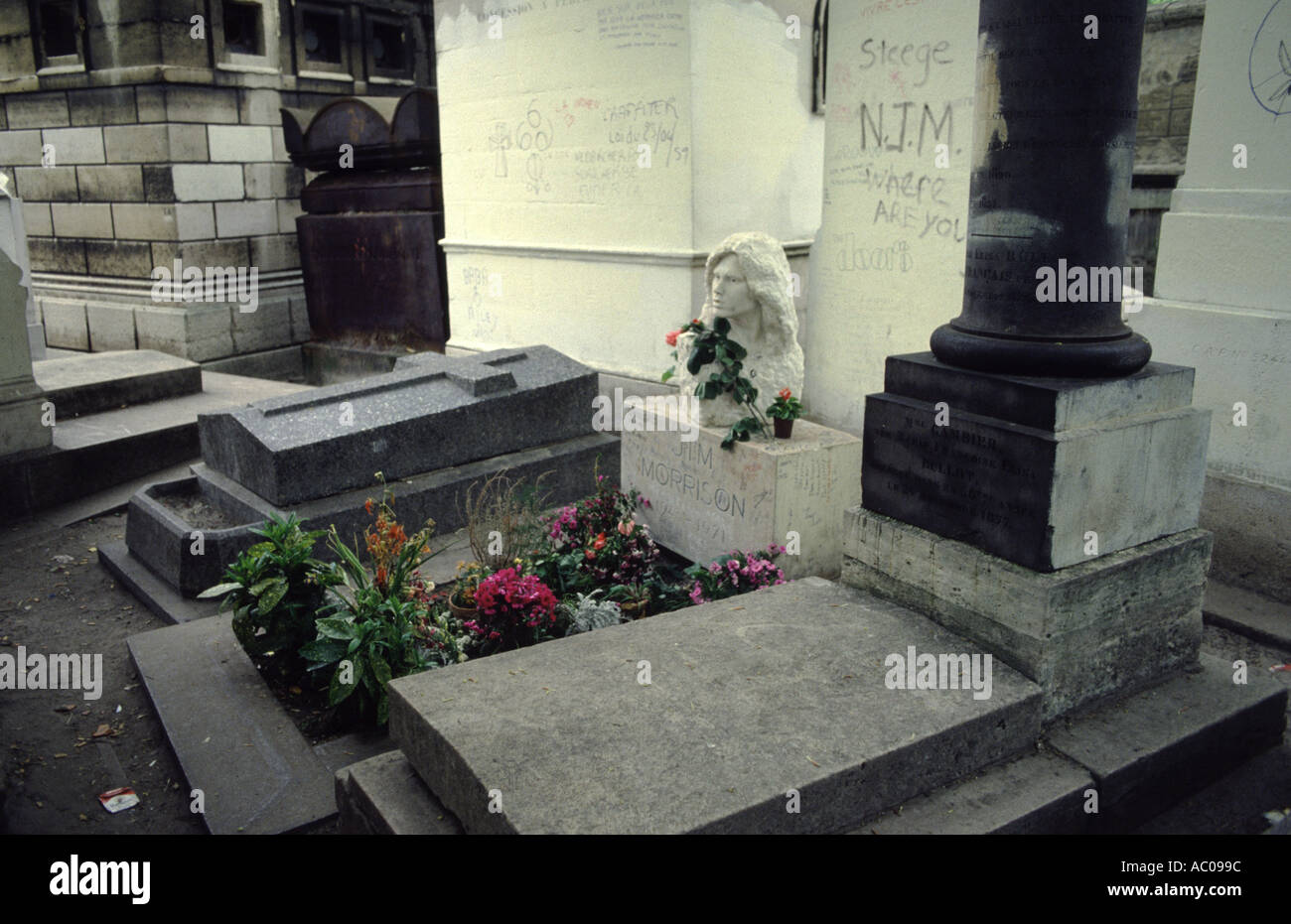 La tomba di Jim Morrison dalla porta al cimitero di Pere Lachaise Parigi Francia Foto Stock